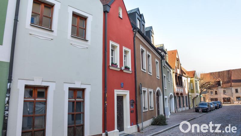 Das Ehhäusl in Amberg (rot verputzt) galt lange als &quot;kleinstes Hotel der Welt&quot;. Bild: Stephan Huber