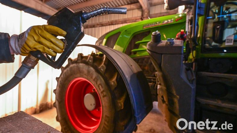 Für bäuerliche Familienbetriebe soll die Vergünstigung beim Agrardiesel weiter gelten. Das hat die SPD-Fraktion im Landtag vorgeschlagen. Eine komplette Rücknahme der staatlichen Kürzungen für Landwirte lehnt sie aber ab. Symbolbild: Patrick Pleul/dpa
