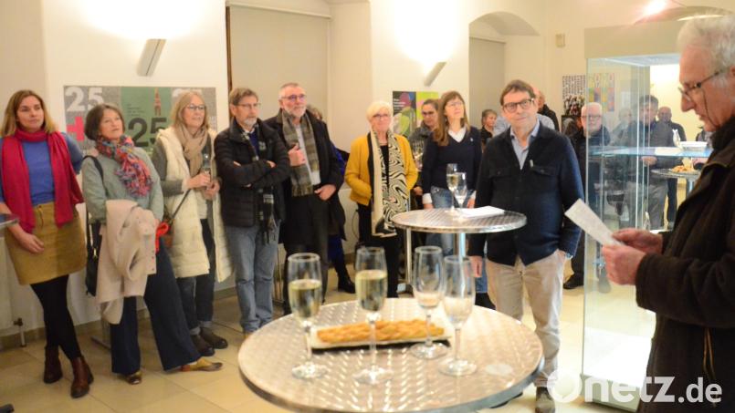 Wolfgang Herzer (rechts) neben Konstantin Thomas (Zweiter von rechts) trifft sich mit den Kulturleuten im Internationalen Keramikmuseum. Bild: Kunz