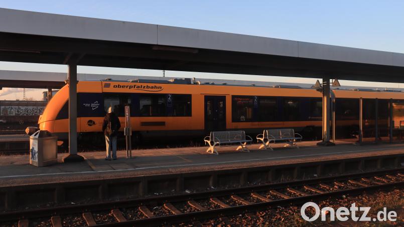 Am Mittwochmorgen war die Oberpfalzbahn (hier am Bahnhof in Schwandorf) noch nicht von den Auswirkungen des GDL-Streiks betroffen - seit 11 Uhr aber streiken auch die Stellwerke. Bild: olr