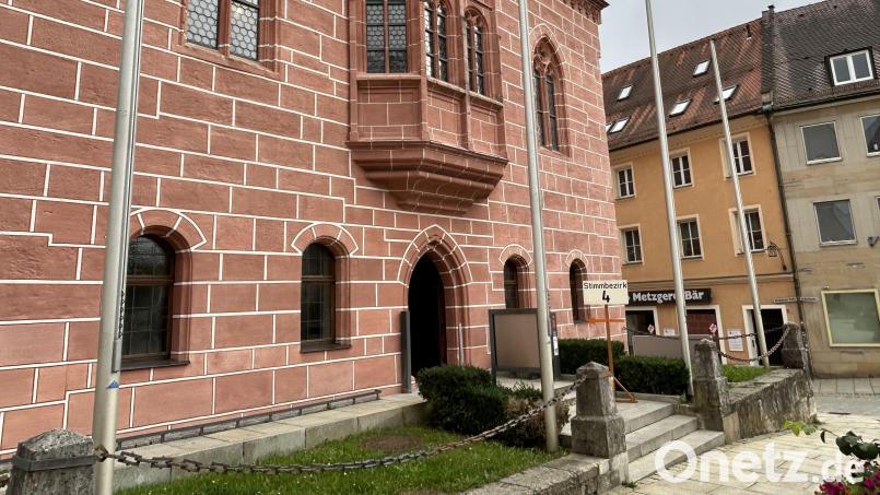 Im Sulzbacher Rathaus ist auch bei der Bürgermeisterwahl im Mittleren Sitzungssaal der Stimmbezirk 4 als Wahllokal eingerichtet. Ab 18 Uhr können Bürger auf der gleichen Etage direkt daneben im Großen Rathaussaal das Einlaufen der verschiedenen Ergebnisse aus den Urnen- und Briefwahlbezirken verfolgen. Bild: Andreas Royer