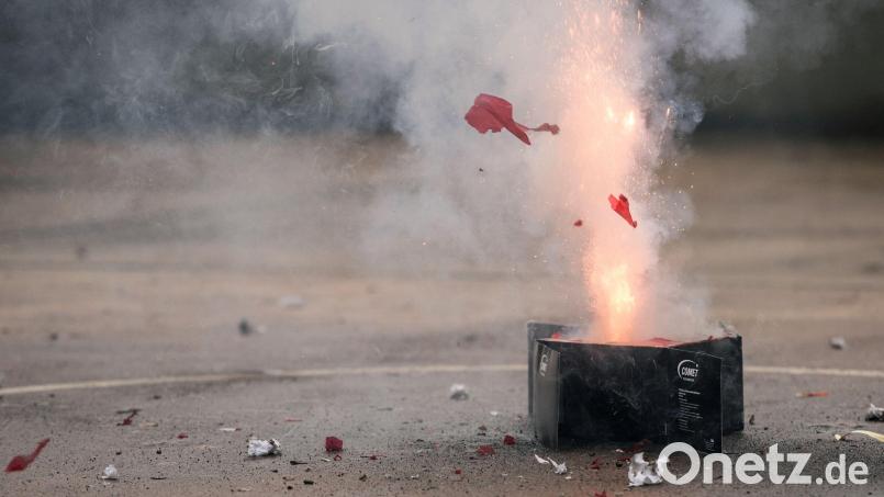 Ein Sulzbach-Rosenberger zündete am 9. Januar in den Abendstunden eine Böllerbatterie, um Bauern bei ihrer Demonstration zu unterstützten. Doch das war illegal. Symbolbild: Paul Zinken/dpa