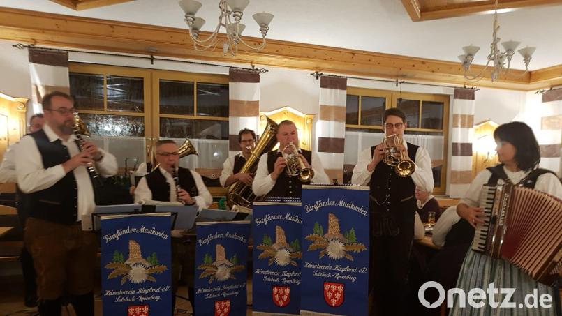 Die Birgländer Musikanten eröffneten die Jahrtagsfeier und spielten auch anschließend zum Tanz auf. Bild: mag