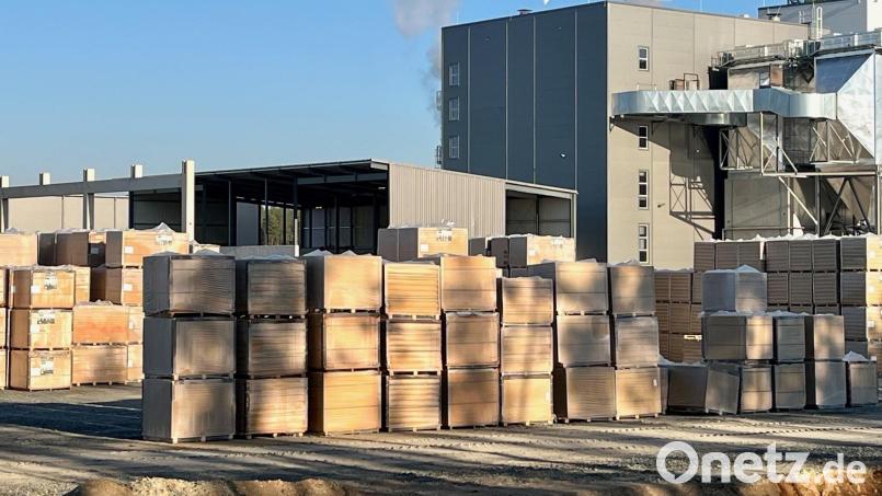 Das Ziegler-Dämmplattenwerk in Hütten. Vor den Toren liegt derzeit jede Menge ungenutztes Material. Bild: Gabi Schönberger