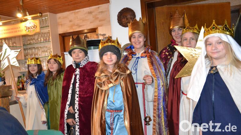 Die Sternsinger von Heumaden statten auch der Feuerwehr einen Besuch ab und bitten um Spenden. Bild: gi
