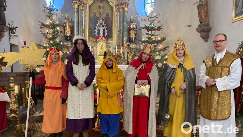 Regens Daniel Stark (rechts) sandte (von links) Marlon Walter, Lilli Förster, Paul Häupl, Toni Trautner und Anna als Sternsinger aus. Bild: Reinhard Haise/exb