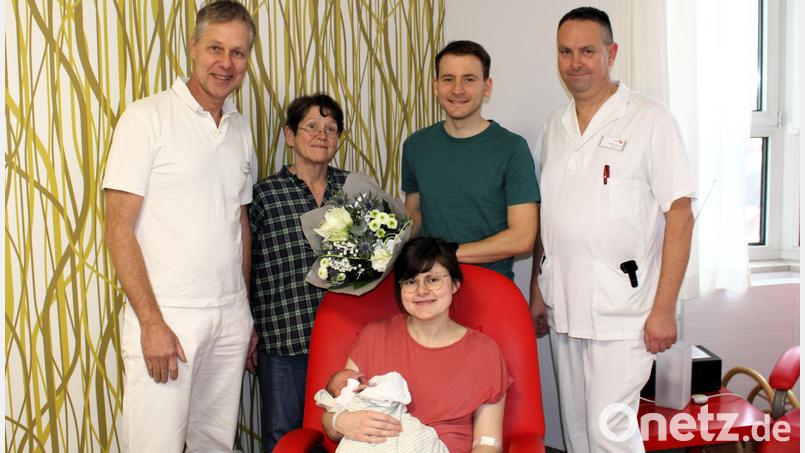 Dieses Team brachte am Neujahrstag eine in mehrfacher Hinsicht bemerkenswerte Geburt zustande (von links): Chefarzt Christian Eberlein, Hebamme Elisabeth Jamison und Stationsleiter Christian Haubner freuen sich mit der jungen Familie. Bild: Marie Ehras/exb