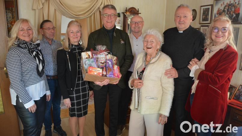 Anna Bauer (Dritte von rechts) feierte ihren 90. Geburtstag. Der gebürtigen Thanhausenerin gratulierten (von links) Tochter Silvia mit Ehemann Gabriel, Tochter Iris, Bürgermeister Franz Stahl, Schwiegersohn Wolfgang sowie Tochter Eveline (von rechts) und Stadtpfarrer Georg Flierl. Bild: jr