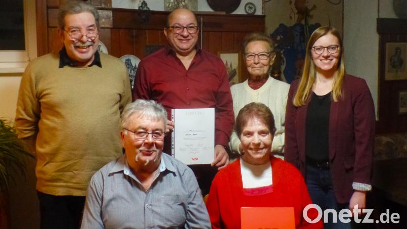 Urkunden für langjährige Mitglieder zu überreichen, ist auch für die neue SPD-Landtagsabgeordnete Nicole Bäumler (stehend, rechts) eine angenehme Aufgabe. Willibald List und Gisela Müller (sitzend) sind beide seit 50 Jahren bei der Partei. Vorsitzender Mehmet Begen (stehend, mit Urkunde) hat zehn Jahre politische Arbeit hinter sich. Sein Stellvertreter Lothar Pöll und Erika Dolles als &quot;Seniorchefin&quot; des Ortsverbandes freuen sich mit den Geehrten. Bild: jml