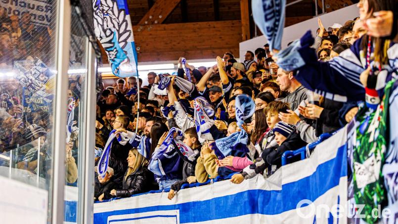 Die Fans der Blue Devils Weiden, die in der Kurve für Stimmung sorgen, laufen gegen die geplante Änderung des Vereinswappens Sturm. Archivbild: Werner Moller