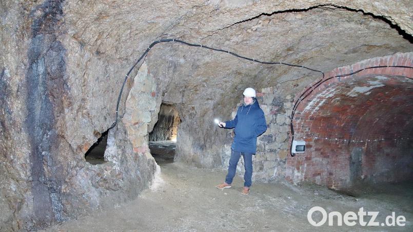 So deutlich kann man den Felsenkeller an der Unteren Ringstraße normalerweise nicht sehen, da er ohne künstliche Lichtquelle ist und somit vollkommen dunkel. Nach links geht es durch einen Durchlass von dem einen Kellergang in einen zweiten. Bürgermeister Peter Neumeier (Bild) war zum ersten Mal im Felsenkeller. Bild: Thomas Dobler