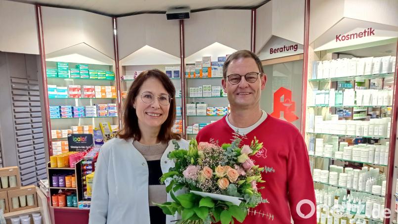 Apotheker Claus Nieberding (rechts) dankte Katrin Seidel. Bild: fpoz/exb
