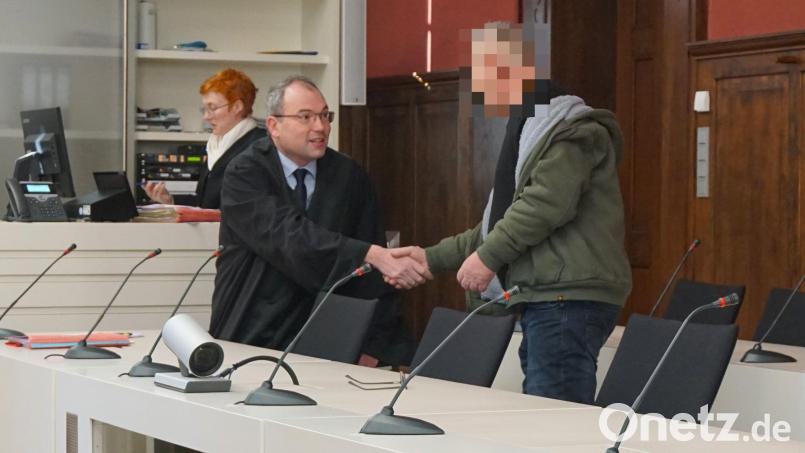 Rechtsanwalt Andreas Lösche (links) begrüßt am letzten Verhandlungstag seinen Mandanten, den Schnaittenbacher, der unter anderem einen Polizisten mit einem improvisierten Flammenwerfer angriff. Bild: jut