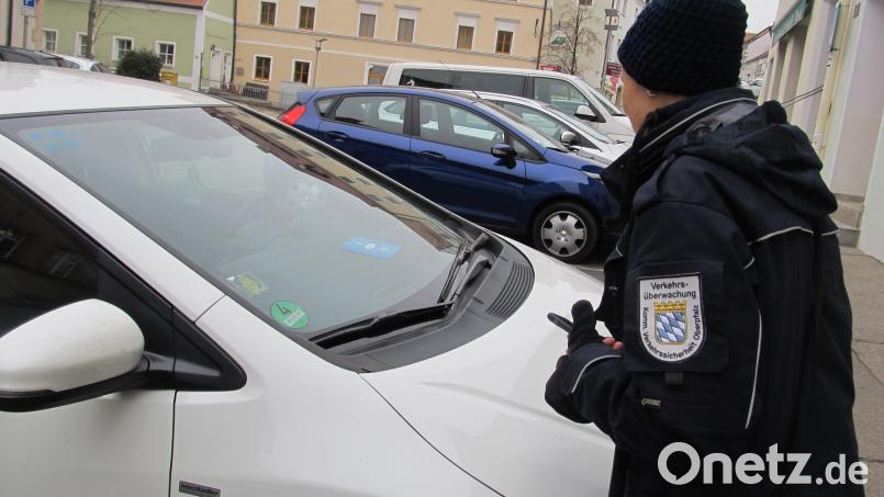 Eine Mitarbeiterin der Kommunalen Verkehrsüberwachung kontrolliert die Parkscheiben in der Nabburger Altstadt. Die Stadt Nabburg setzt die Kommunale Verkehrsüberwachung vorerst für ein Jahr aus. Archivbild: Bugl