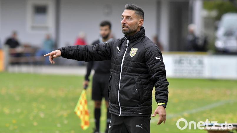 Ilker Caliskan bleibt auch in der nächsten Saison Trainer des Fußball-Bezirksligisten SV Hahnbach. Archivbild: Hubert Ziegler