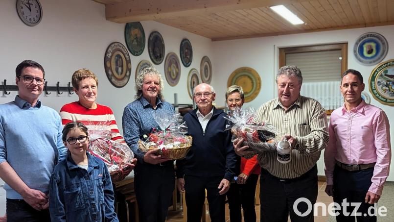 Abschied und Ehrungen beim Verkehrsunternehmen Bruckner: (von links) Jörg Bruckner mit Tochter Felipa, Andrea Melchner, Dieter Lettau, Inhaber Peter Bruckner mit Ehefrau Renate, Hans Raab sowie Stefan Bruckner. Bild: Firma Bruckner/exb