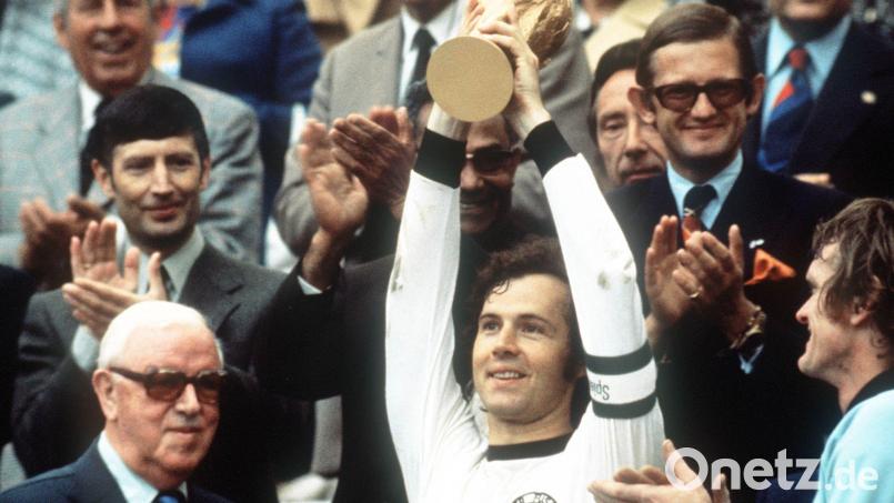 1974 gewann Franz Beckenbauer mit Bayern München den Europapokal und mit der Nationalelf den Weltmeistertitel (Foto). Beim Freundschaftsspiel wenige Wochen später in Tirschenreuth war er dann nicht dabei. Archivbild: Hartmut Reeh/dpa
