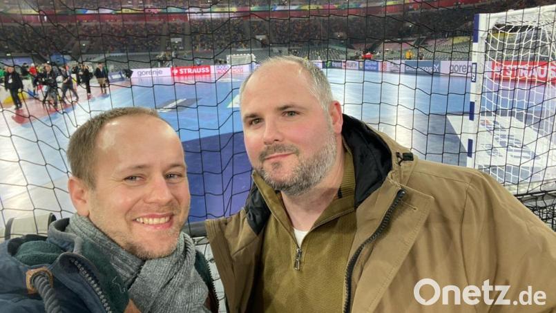 Der HC Weiden war beim EM-Auftakt stark vertreten: 2. Vorsitzender Jannis Prelle (links) hatte für das Weltrekord-Spiel gegen die Schweiz eine Eintrittskarte ergattert. Mit dabei war auch der ehemalige HC-Spieler Stephan Döppl (rechts). Bild: Prelle