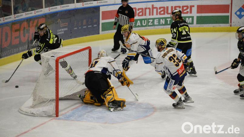 Im Hinspiel sorgten die River Rates aus Geretsried (weiße Trikots) für eine Überraschung in Amberg. Sie siegten mit 4:1. Archivbild: Andreas Brückmann