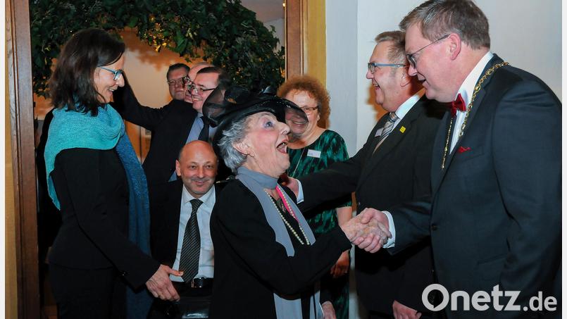 Gute Stimmung herrschte beim Neujahrsempfang der Stadt Amberg 2020 schon während des Defilees, bei dem die drei Bürgermeister immer die Gäste einzeln begrüßen. Bild: Stephan Huber