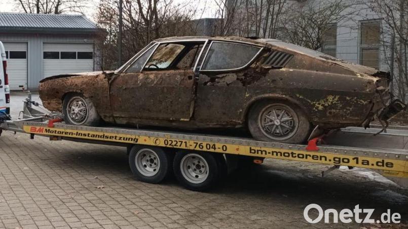 Die Substanz ist marode, der Wagen rostzerfressen. Stephan Krupp, ein Autohändler aus dem Rheinland, hat den rätselhaften, einst versunkenen Audi aus Tännesberg dennoch gekauft. Bild: Krupp/exb