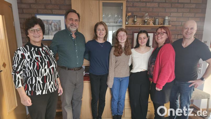 Internationaler Besuch aus den USA und Australien in Albersrieth: Angela Bodensteiner, Mark und Karol Kamrath aus Florida, Winter Edwards aus Adelaide (Australien), Emily, Brigitte und Markus Bodensteiner (von links). Bild: Johannes Bodensteiner/exb