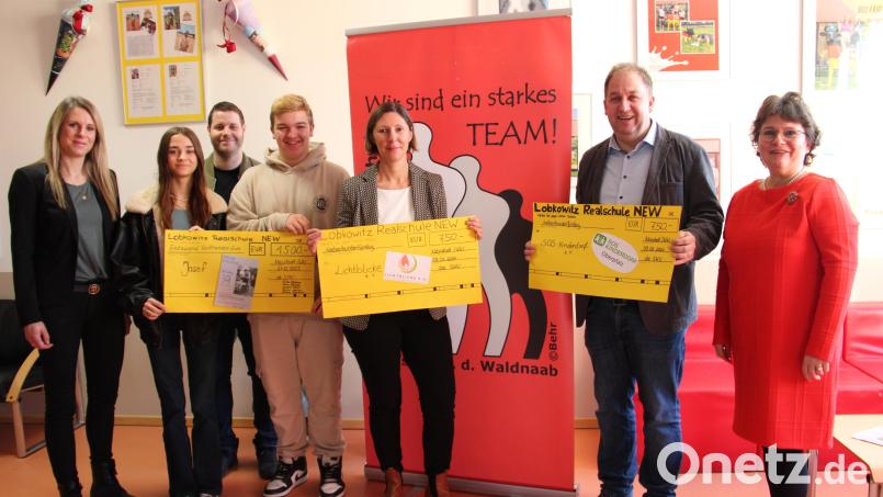 Durch die Übergabe von symbolischen Schecks überreichten Verbindungslehrkraft Christine Allertseder, Schülersprecherin Samira Porsch, Verbindungslehrer Bastian Lobinger und Schülersprecher Jonas Schnabel (von links) an Viola Vogelsang-Reichl (Dritte von rechts) und Holger Hassel (Zweiter von rechts) für den Verein Lichtblicke und das SOS-Kinderdorf. Der dritte Scheck ist für den ehemaligen Schüler Josef Schieder. Bild: prh