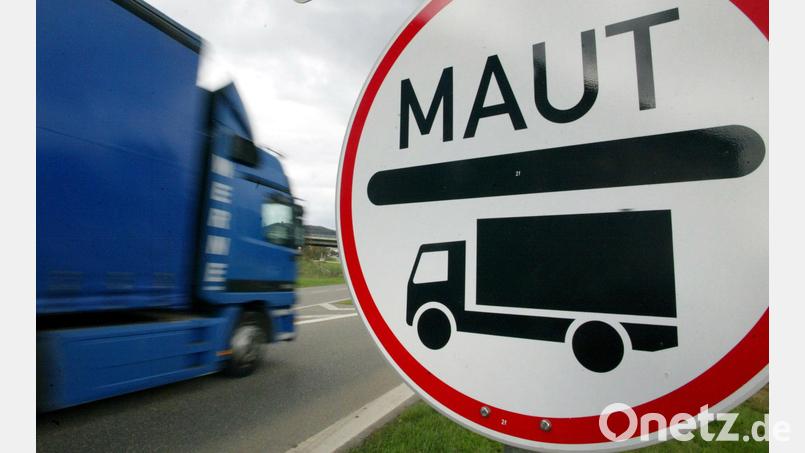 Ein Lkw fährt an einem Maut-Schild an der Autobahn vorbei. Symbolbild: Patrick Seeger/dpa