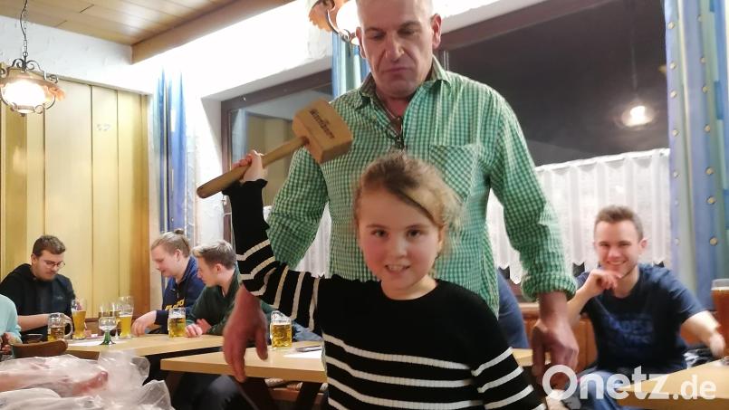 Matthias Siller wurde bei den Spielrunden beim jüngsten Taubenmarkt im ATS-Heim von Paula, der Tochter eines Teilnehmers, unterstützt. Bild: ATS Mitterteich/exb