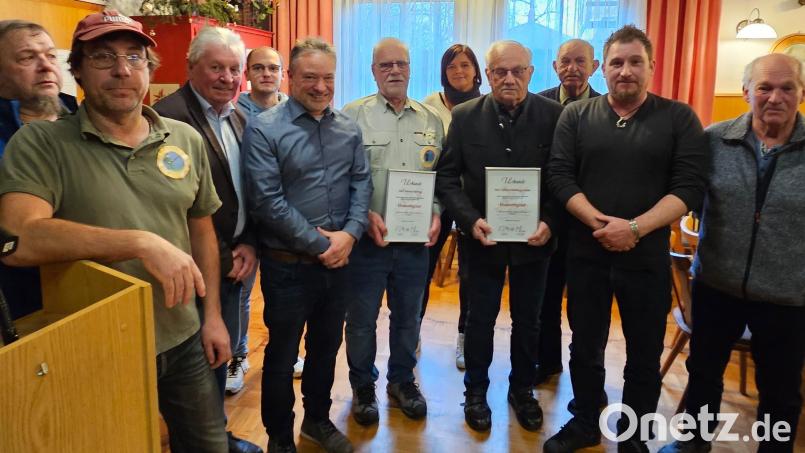 Der Fischereiverein Weiden und seine beiden neuen Ehrenmitglieder. Bild: uz