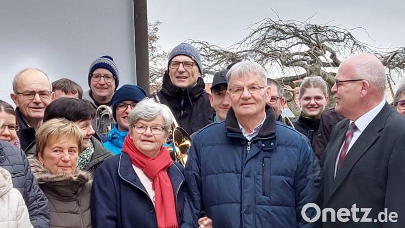 &quot;Da oben weht der Böhmische&quot;, meinte Sieglinde Kaiser (im Bild zusammen mit Zwillingsbruder Walter Pompl) zur Kälte beim Fototermin auf der Terrasse des Gasthofs &quot;Kleine Kappl&quot;. Bild: Rainer Pompl/exb