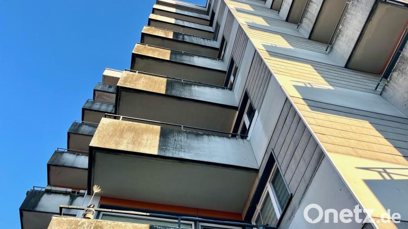 Das Hochhaus im Sperberweg 7 in Weiden muss energetisch saniert werden. Das Projekt liegt im Moment auf Eis. Die Stadtbau hat für die Finanzierung noch keine Förderzusage. Bild: Gabi Schönberger