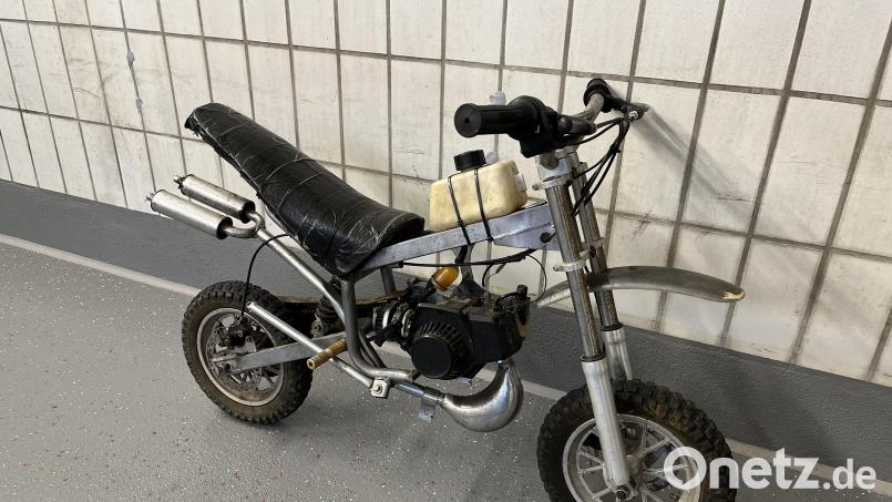 Mit diesem nicht versicherten Pocket-Bike sollte die Spritztour vor den Augen der Polizei unternommen werden. Bild: Polizei Schwandorf/exb