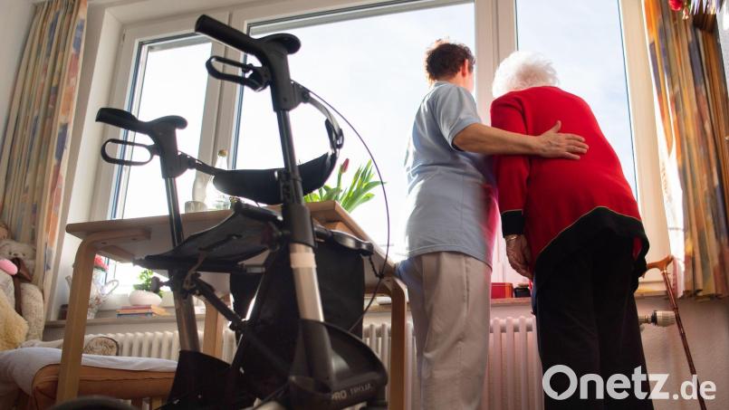 Trotz erhöhter Kostenbremsen steigen die Beiträge für die Pflege im Heim. Bild: Tom Weller/dpa