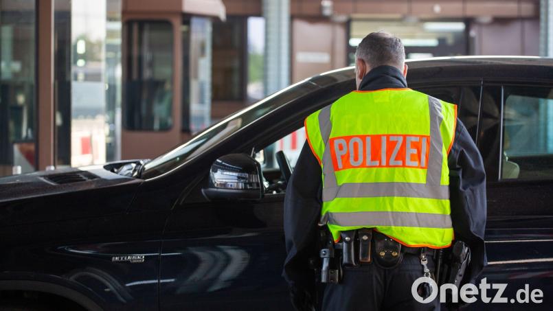 Bei Kontrollen fanden Waidhauser Bundespolizisten drei verbotene Waffen bei Durchreisenden an der A 6. Symbolbild: Philipp von Ditfurth/dpa