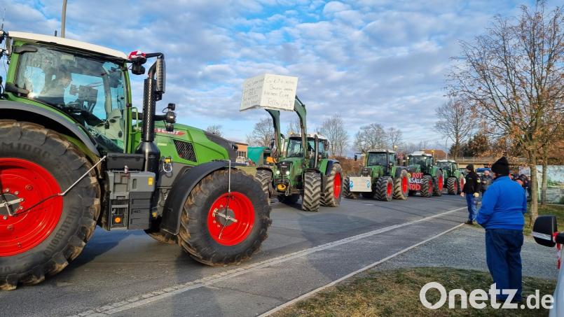 Erneut versammeln sich in dieser Woche die Landwirte zu einer Protestaktion auf dem Festplatz in Kemnath. Das Bild zeigt die Fahrt zur Kundgebung am vergangenen Montag. Archivbild: kaz