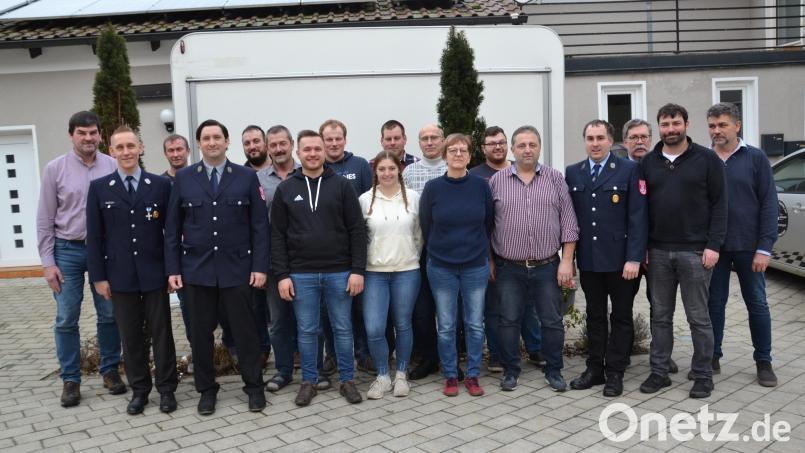 Die Feuerwehr Heumaden hat einen neuen Vorsitzenden: Thomas Kleber (Vierter von links). Sein Stellvertreter ist Thomas Zielbauer (Zweiter von rechts). Dazu gratulieren Zweiter Bürgermeister Bernhard Rom und Kreisbrandmeister Thomas Kleber (Erster und Dritter von rechts). Bild: gi