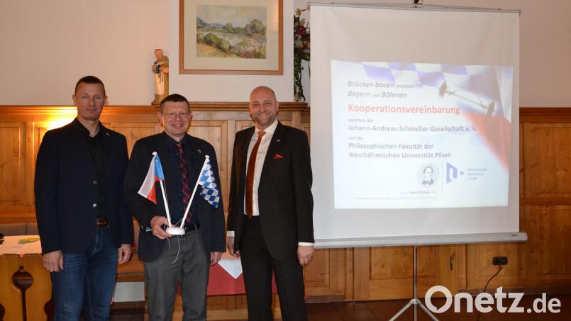 Beim 8. Dialektologischen Symposium im Bayerischen Wald im Mai dieses Jahres war eine Kooperation zwischen der Philosophischen Fakultät der Westböhmischen Universität Pilsen und der Johann-Andreas-Schmeller-Gesellschaft vorgestellt worden. Im Bild (von links) Dr. Boris Blahak (Universität Pilsen) sowie Christian Ferstl und Dr. Peter Kaspar (beide Schmeller-Gesellschaft). Archivbild: Schmeller-Gesellschaft/exb