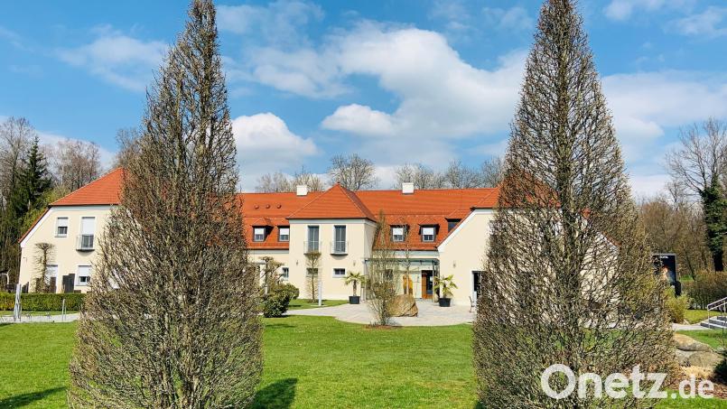 Perfekt getrimmter Rasen, gepflegte Terrasse: Das Hotel Glutschaufel in Eschenbach am Rußweiher fällt vielen Besuchern auf, die daran vorbei spazieren. Archivbild: Stefanie Roth