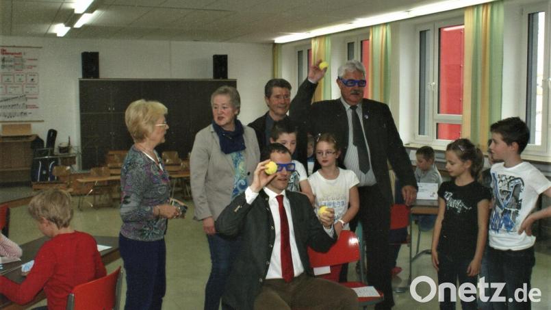 Vor zehn Jahren begann das Schulprojekt von Beate Götz (Zweite von links) in der Neustädter Grundschule. Mit Handicap-Brille versuchten Bundestagsabgeordneter Albert Rupprecht (sitzend) und der damalige Bürgermeister Rupert Troppmann (Dritter von rechts), Bälle in ein Ziel zu werfen. Bild: Peter Pöllath