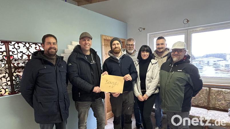 Mit einer Spende von 500 Euro unterstütz die Freie Wählergmeinschaft den Verein Bonsai. Bild: Eka Reber/exb