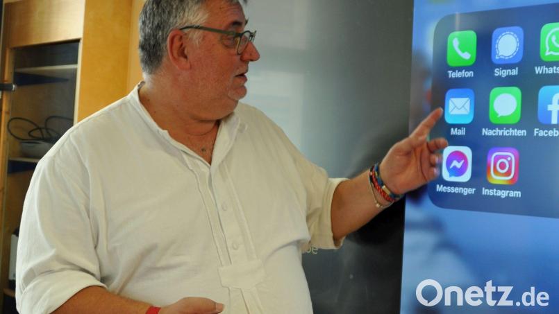 Peter Klein leitet regelmäßig Kurse rund um Smartphone und Co. Bild: Maria-Seltmann-Haus