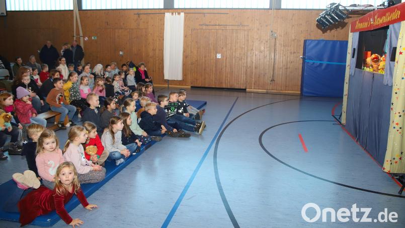 Das Kasperltheater für die Etzenrichter Kinder SV-Turnabteilung kommt bestens an. Sie lauschen gebannt der Geschichte vom Esel Benjamin. Bild: war