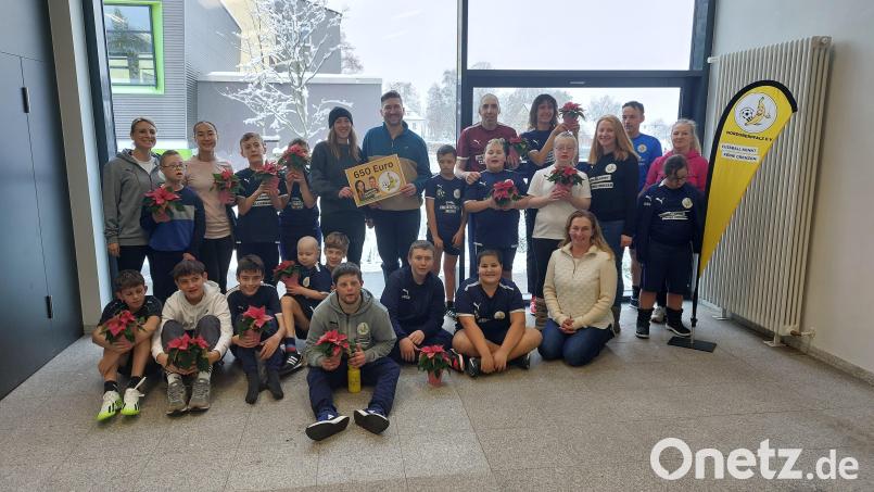 Beim Live-Podcast vom Oberpfälzer „Goatzzaun-G`ratsch&quot; im November kamen 650 Euro Spenden zusammen. Das Geld ging nun an das Team Bananenflanke Nordoberpfalz für den Bau eines Soccer Courts. Bild: Susi Höchtl/exb