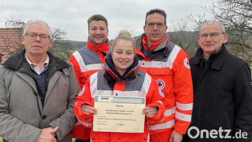 Bei der Spendenübergabe: (von links) Jochen Rackow, Maximilian Herbst, Franziska Hollweck, Thomas Renner und Konrad Schötz. Bild: Jochen Rackow/exb