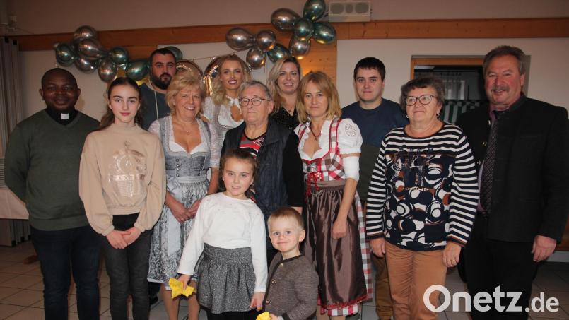 Im Kreise ihrer Familie feierte Marianne Zottmeier (Mitte) ihren 80. Geburtstag. Links von ihr steht Tochter Gabriele, rechts Tochter Claudia. Mit auf dem Bild sind ihre Enkelkinder und Urenkelkinder sowie Pfarrvikar Luke Eze (links), Zweiter Bürgermeister Johann Brandl (rechts) und Andrea Zinnecker (Zweite von rechts) von den Wanderfreunden Mitterteich. Bild: kro