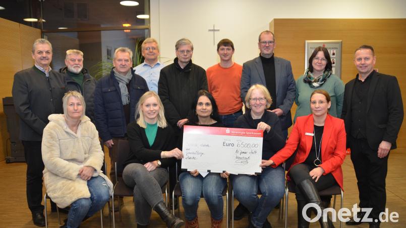 Diesmal dürfen sich Bildungseinrichtungen wie Kindergärten und Schulen über eine Zuwendung der Vereinigten Sparkasse freuen. Vorstandsvorsitzender Gerhard Hösl (rechts) und Verwaltungsratsvorsitzender sowie Bürgermeister Andreas Wutzlhofer (links) warten bereits im wenige Tage alten Jahr mit dieser frohen Kunde auf. Bild: dob