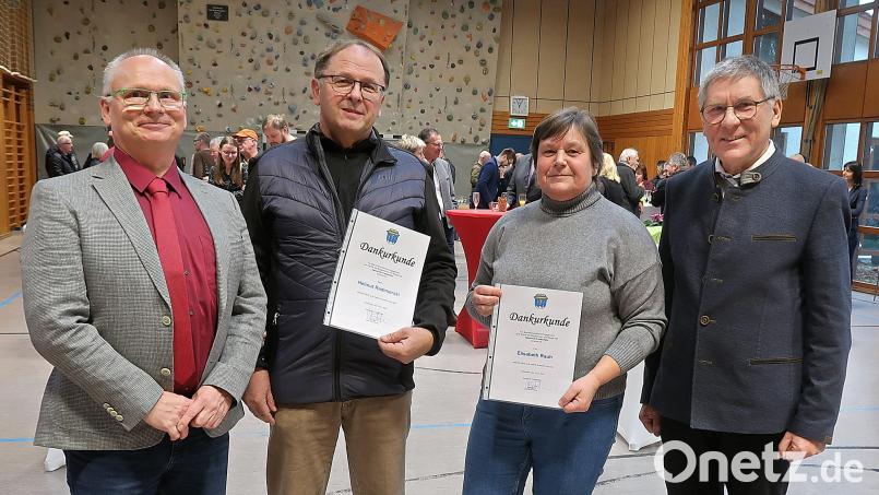 Helmut Radimerski (Zweiter von links) und Lisa Rauh (Zweite von rechts) wurden beim Neujahrsempfang für ihr langes ehrenamtliches Engagement durch Zweiten Bürgermeister Christian Bischof (links) und Bürgermeister Oskar Schuster (rechts) mit der Bürgermedaille ausgezeichnet. Bild: bsc