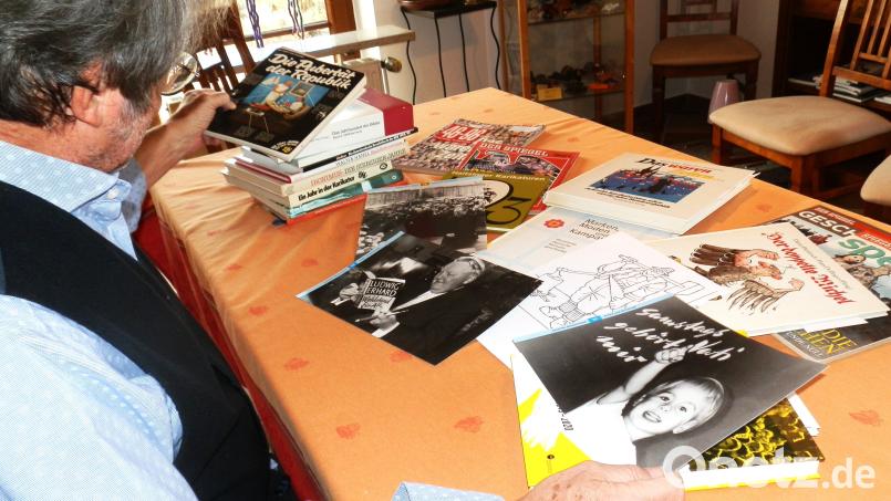 Verständnis und Wertschätzung für Zusammenhänge und Errungenschaften seit 1949 wecken - dazu sichtet Friedrich Wölfl aus Anlass &quot;75 Jahre Bundesrepublik Deutschland&quot; ein reiches Foto- und Karikaturenmaterial Bild: do