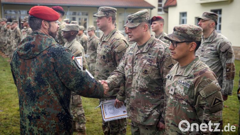 Oberstleutnant Florian Rommel (links) händigt die Urkunden und Schützenschnüre an die US-Soldaten aus. Bild: US-Armee, Spc Adrian Greenwood